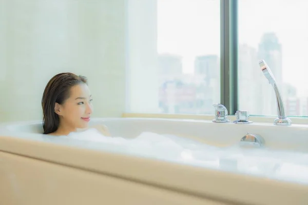 Portrait Belle Jeune Femme Asiatique Sourire Détendre Dans Baignoire Intérieur — Photo