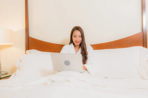 Portret Mooie Jonge Aziatische Vrouw Gebruik Laptop Bed Slaapkamer Interieur — Stockfoto