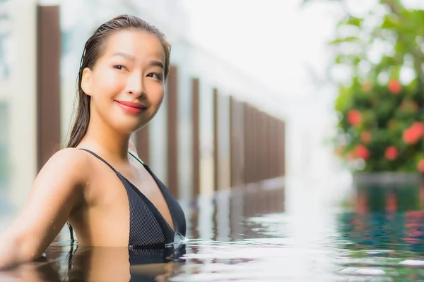Retrato Hermosa Joven Mujer Asiática Sonrisa Relajarse Ocio Alrededor Piscina — Foto de Stock