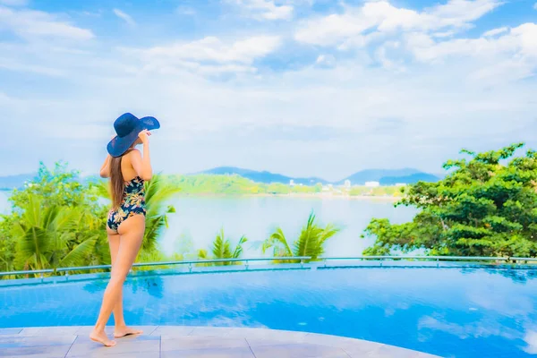 Retrato Hermosa Joven Mujer Asiática Relajarse Sonrisa Ocio Alrededor Piscina — Foto de Stock