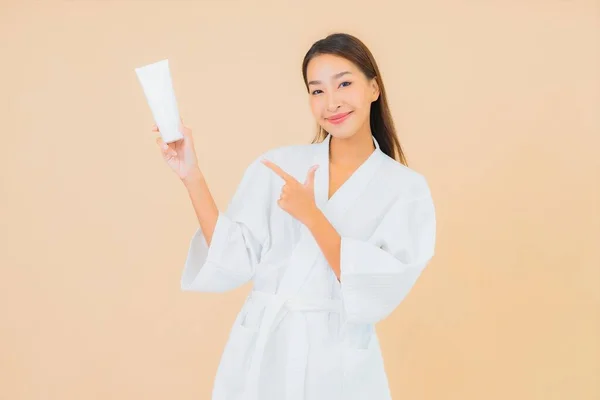 Porträt Schöne Junge Asiatische Frau Mit Flasche Lotion Und Gesichtscreme — Stockfoto