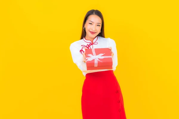 Portrét Krásná Mladá Asijská Žena Červeným Dárkem Box Žlutém Pozadí — Stock fotografie