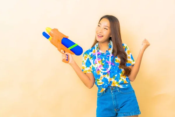 Портрет Красивая Молодая Азиатская Женщина Носить Красочные Рубашки Фестиваля Сонгкран — стоковое фото