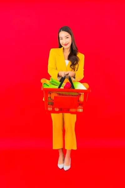 Portret Mooie Jonge Aziatische Vrouw Met Boodschappenmand Van Supermarkt Rode — Stockfoto