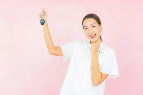 Portré Gyönyörű Fiatal Ázsiai Autó Kulcs Rózsaszín Háttér — Stock Fotó