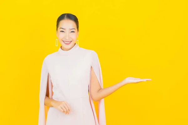 아름다운 아시아 여성의 초상화노란 위에서 행동을 웃는다 — 스톡 사진