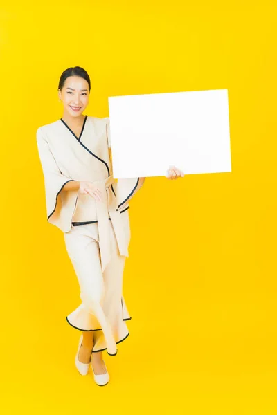 Πορτρέτο Όμορφη Νεαρή Ασιατική Επιχείρηση Γυναίκα Άδειο Λευκό Πινακίδα Κάρτα — Φωτογραφία Αρχείου