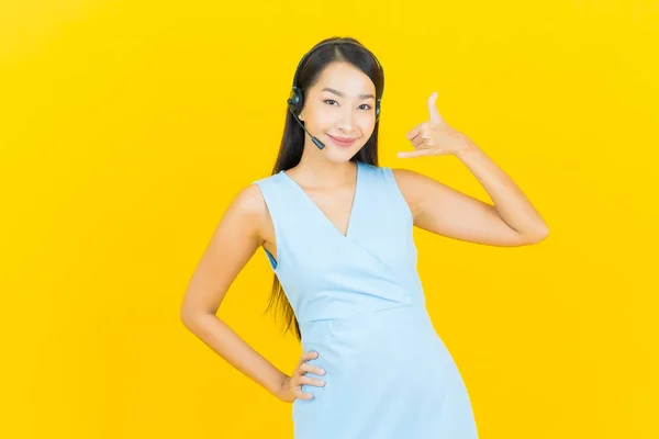 Retrato Hermosa Mujer Asiática Joven Con Centro Atención Cliente Centro —  Fotos de Stock