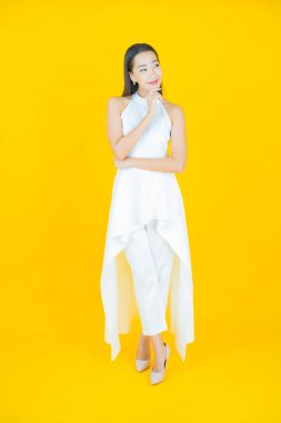 Portre güzel Asyalı kadın gülümsüyor. Renkli arka planda hareket var.