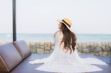 Genç Asyalı kadının portresi. Mutlu bir gülümseme. Deniz kıyısında tatil için rahatlayın.