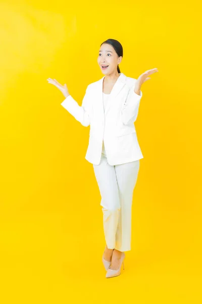 Portret Mooie Jonge Aziatische Vrouw Glimlach Met Actie Kleur Achtergrond — Stockfoto