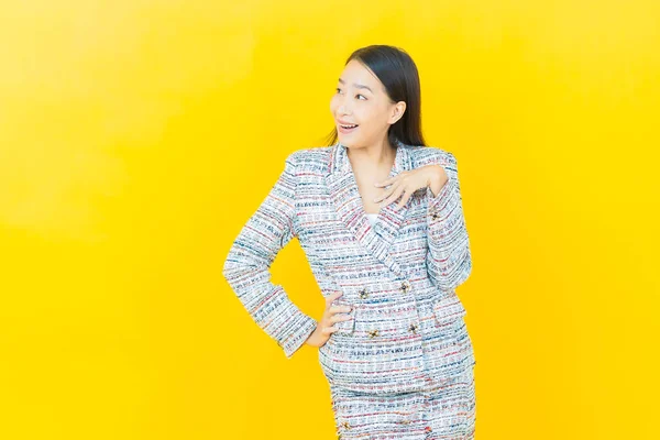 Portret Mooie Jonge Aziatische Vrouw Glimlach Met Actie Kleur Achtergrond — Stockfoto