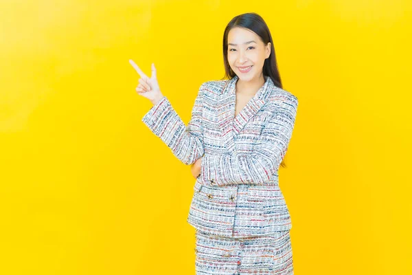 Retrato Bonito Jovem Asiático Mulher Sorriso Com Ação Cor Fundo — Fotografia de Stock