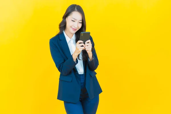 Porträt Schöne Junge Asiatische Frau Lächeln Mit Smartphone Auf Farbigem — Stockfoto