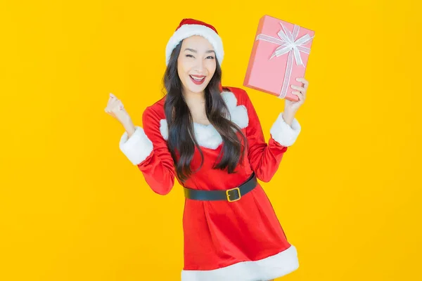 Portret Frumoasă Tânără Asiatică Poartă Costum Crăciun Cutie Cadouri Roșii — Fotografie, imagine de stoc