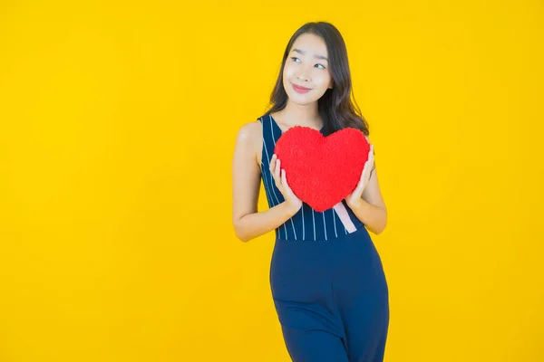 Retrato Hermosa Joven Asiática Mujer Sonrisa Con Corazón Almohada Forma — Foto de Stock