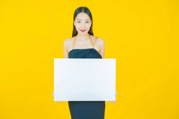 Retrato Hermosa Joven Asiática Mujer Con Vacío Blanco Cartel Color — Foto de Stock