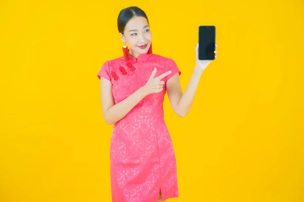 Retrato Bonito Jovem Asiático Mulher Sorriso Com Telefone Celular Inteligente — Fotografia de Stock