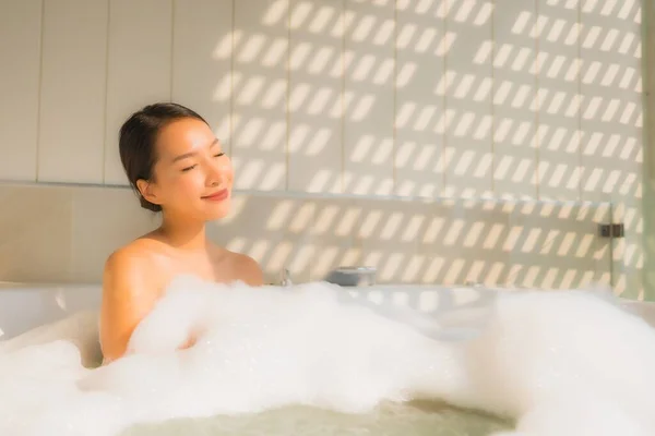 Retrato Jovem Mulher Asiática Relaxar Tomar Banho Banheira Para Conceito — Fotografia de Stock