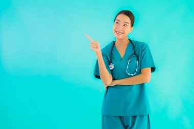 Güzel, genç Asyalı doktor kadının portresi. Hastane ve klinikte çalışmak için mutlu bir gülümseme.