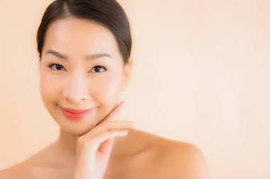 Güzellik kaplıcaları ve kozmetik makyaj anlayışı olan Asyalı güzel bir kadın portresi.