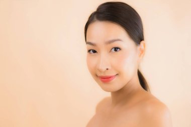 Güzellik kaplıcaları ve kozmetik makyaj anlayışı olan Asyalı güzel bir kadın portresi.