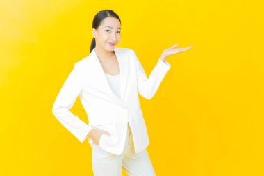 Portre güzel Asyalı kadın gülümsüyor. Renkli arka planda hareket var.