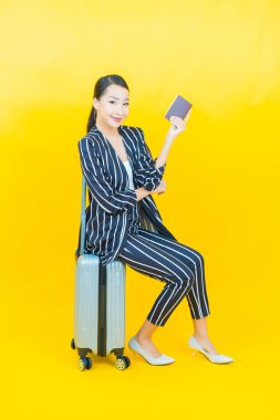 Çantalı ve pasaportlu güzel Asyalı kadın seyahate hazır.