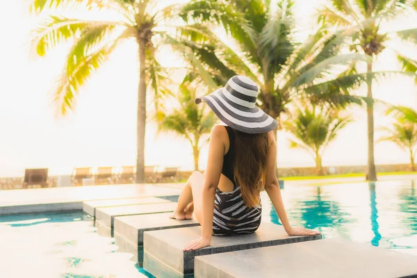 Retrato Bela Jovem Mulher Asiática Relaxar Redor Piscina Livre Hotel — Fotografia de Stock