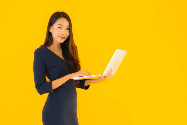 Portret Mooie Jonge Aziatische Vrouw Met Laptop Computer Geel Geïsoleerde — Stockfoto