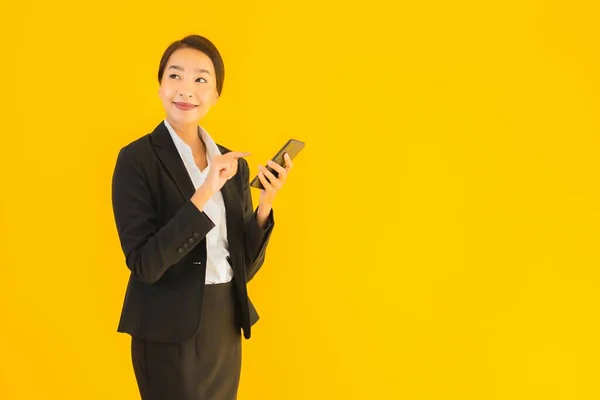 Porträt Schöne Junge Business Asiatin Mit Smartphone Und Kaffeetasse Auf — Stockfoto