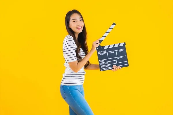 Retrato Bonito Jovem Asiático Mulher Mostrar Clapper Filme Bordo Amarelo — Fotografia de Stock