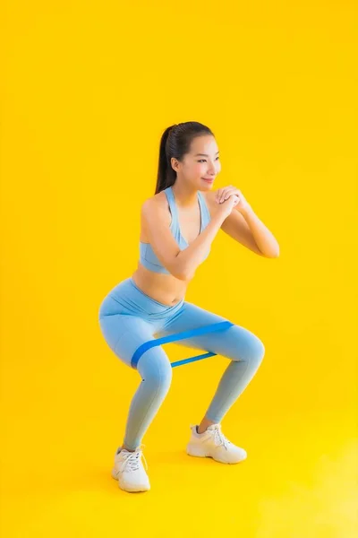 아름다운 아시아 여인의 초상화에는 위에서 운동할 준비가 고무가 운동화 부착되어 — 스톡 사진
