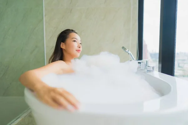 Porträt Schöne Junge Asiatische Frau Entspannen Und Freizeit Badewanne Dekoration — Stockfoto