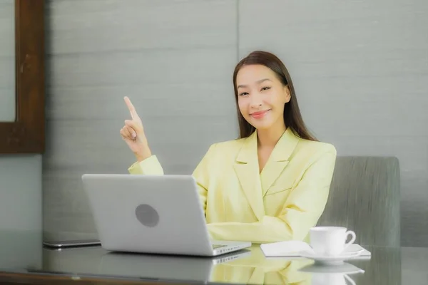 Porträt Schöne Junge Asiatische Frau Verwenden Computer Laptop Mit Smartphone — Stockfoto