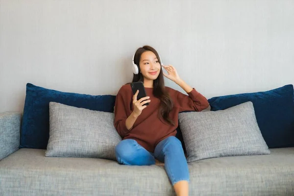 Retrato Hermosa Joven Mujer Asiática Utilizar Teléfono Móvil Inteligente Con — Foto de Stock