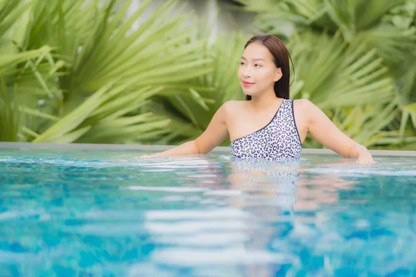 Retrato Bonito Jovem Asiático Mulher Relaxar Sorriso Lazer Redor Piscina — Fotografia de Stock