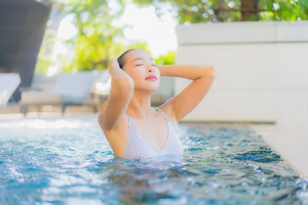 Retrato Bonito Jovem Asiático Mulher Sorriso Relaxar Lazer Torno Piscina — Fotografia de Stock