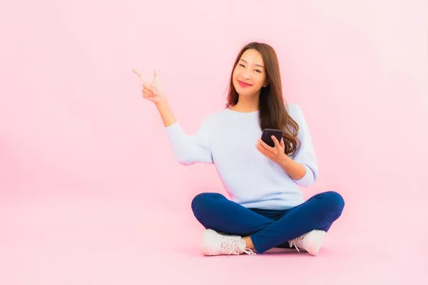 Πορτρέτο Όμορφη Νεαρή Ασιατική Γυναίκα Χρησιμοποιούν Έξυπνο Κινητό Τηλέφωνο Ροζ — Φωτογραφία Αρχείου