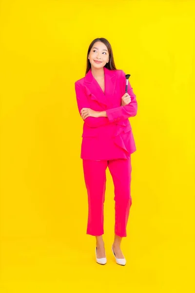 Porträtt Vacker Ung Asiatisk Kvinna Med Make Borste Gul Isolerad — Stockfoto