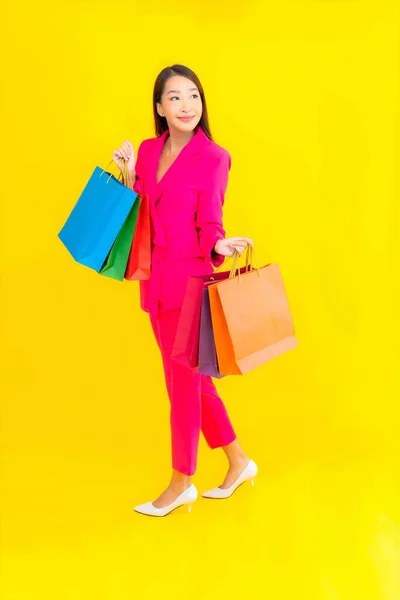 천연색 배경에 쇼핑백을 가지고 아름다운 아시아 여자의 — 스톡 사진