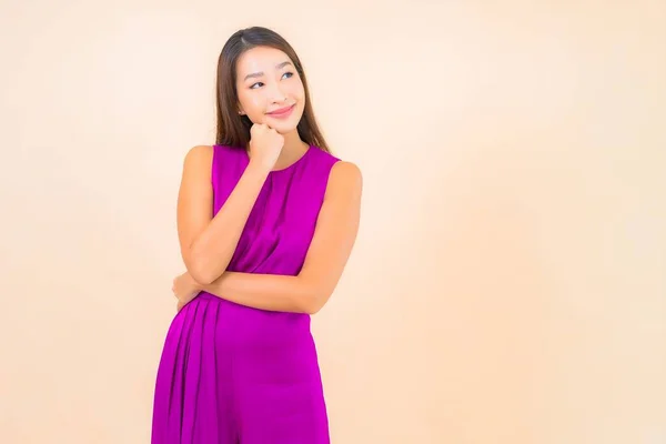 Renkli Arka Planda Hareket Halindeki Güzel Asyalı Kadın Portresi — Stok fotoğraf