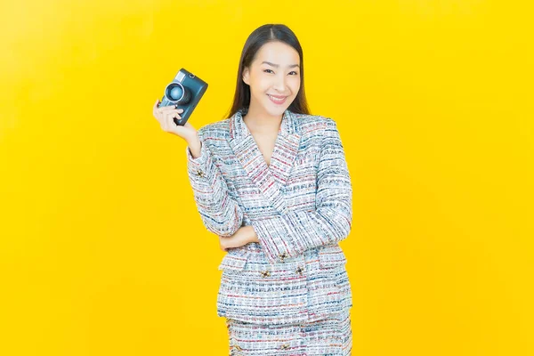 Portret Mooie Jonge Aziatische Vrouw Gebruik Camera Kleur Achtergrond — Stockfoto