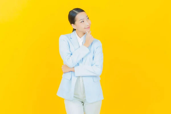 Portret Mooie Jonge Aziatische Vrouw Glimlach Met Actie Kleur Achtergrond — Stockfoto