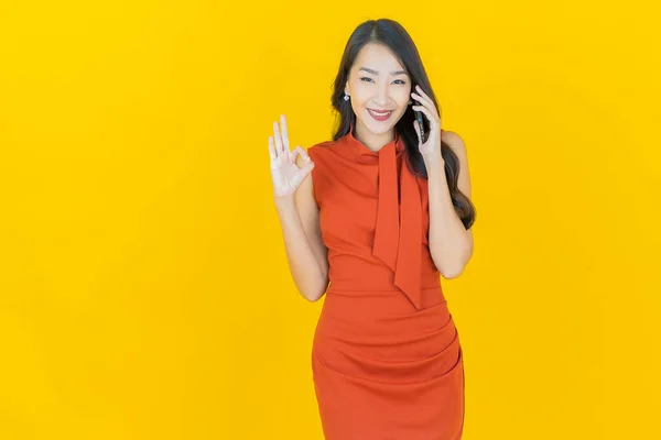 Portret Mooie Jonge Aziatische Vrouw Glimlach Met Slimme Mobiele Telefoon — Stockfoto