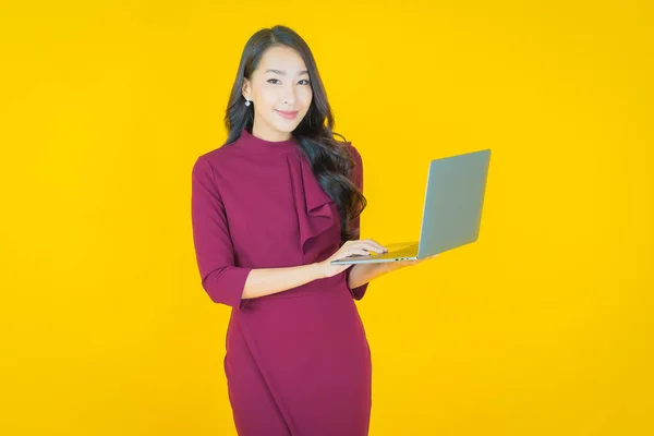 Asyalı Güzel Bir Kadının Portresi Bilgisayarla Izole Edilmiş Arka Planda — Stok fotoğraf