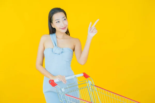 Retrato Bonito Jovem Asiático Mulher Sorriso Com Mercearia Cesta Supermercado — Fotografia de Stock