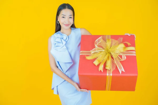 Ritratto Bella Giovane Donna Asiatica Sorriso Con Scatola Regalo Rossa — Foto Stock