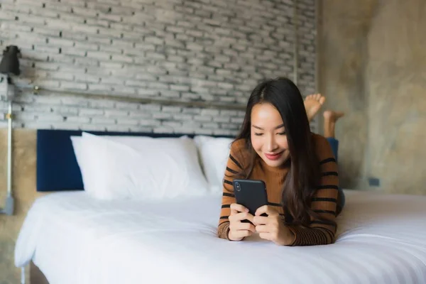 Jonge Aziatische Vrouw Met Behulp Van Mobiele Smartphone Bed Slaapkamer — Stockfoto
