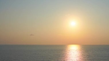 günbatımı güzel dalgalı denizde sakin görüntüleri